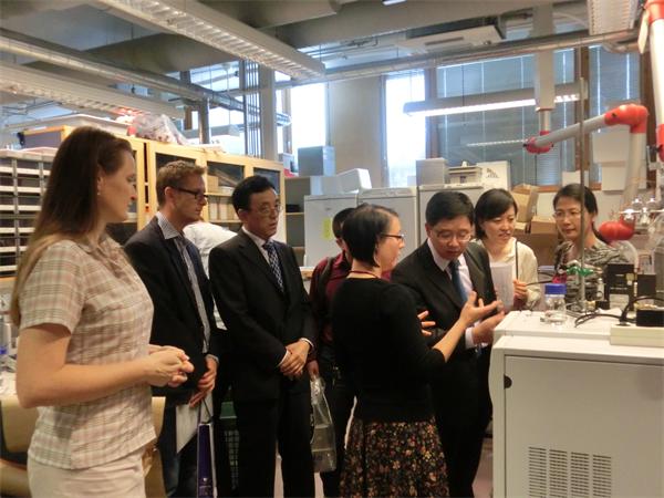 参观赫尔辛基大学实验室.jpg