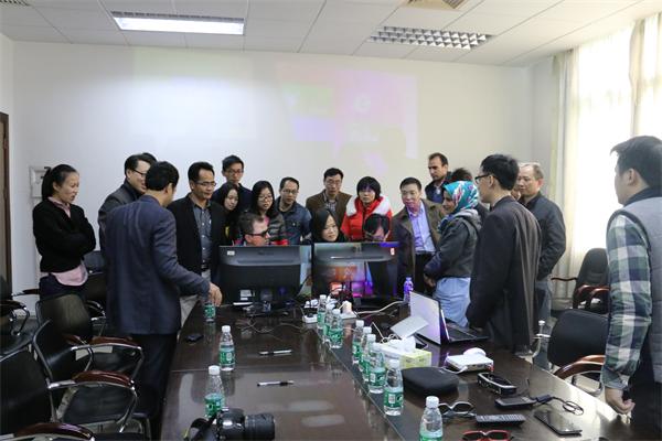 在我校参观交流